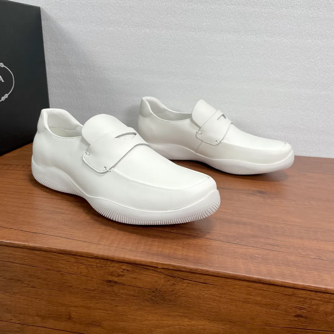 💰720 Code: YS003342 Prada/Prada men's new leather sneakers. These sneakers are made of imported calf leather and have a classic penny loafer upper design style, inspired by classic aesthetic concepts. Equipped with 3.5cm iconic red label lightweight elastic rubber soles, fabric and cowhide mixed lining, and silk-printed logo cowhide foot pads. The style is versatile and durable, comfortable and breathable, and comes with a full set of original packaging dust bags! Size: 39-40-41-42-43-44 Standard leather shoe size (45 can be customized but returns and exchanges are not supported) Item number: 4D3612 White